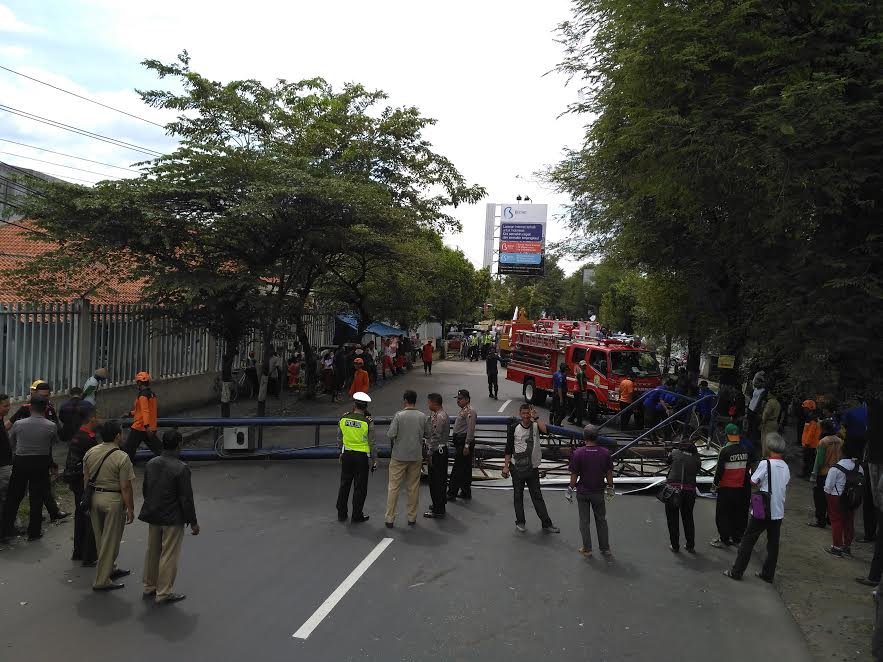 Baliho setinggi 10 meter di Jalan Pemuda, Kendal, Jawa Tengah roboh. (Foto:MTVN/Iswahyudi)