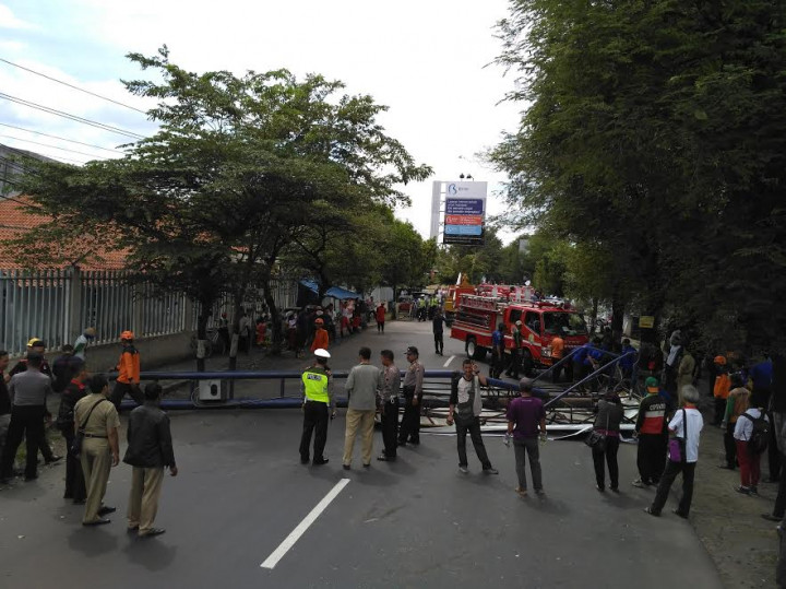 Baliho Setinggi 10 Meter Roboh