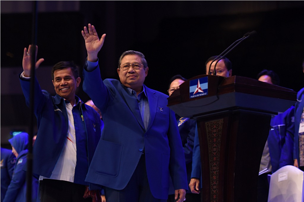 Ketua Umum Partai Demokrat Susilo Bambang Yudhoyono (kanan) didampingi Sekjen Hinca Pandjaitan (kiri) melambaikan tangan sebelum menyampaikan pidato politik pada Dies Natalis 15 Tahun Partai Demokrat dan pembukaan Rampimnas 2017 di Jakarta, Selasa (7/2). 
