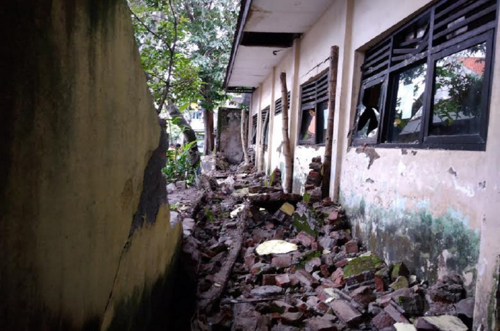 Dinding Pembatas Sekolah Ambruk saat Siswa tengah Belajar
