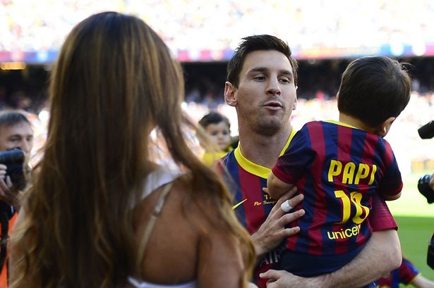 Lionel Messi dan sang anak Matteo (Foto: AFP)