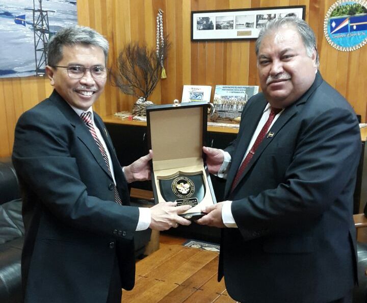 Deputi I/ Poldagri Kemenko Polhukam, Yoedhi Swastono (kiri) dan Presiden Nauru, Baron Divavesi Waqa (Foto: Dok. Kemenkopolhukam)