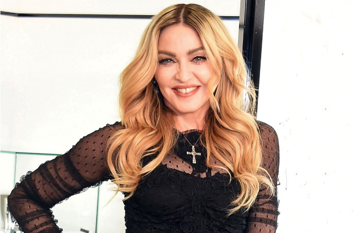 Madonna Adopsi Anak Kembar dari Malawi