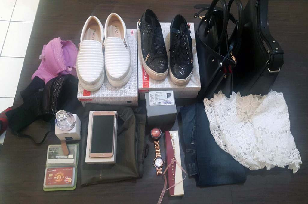 Sejumlah barang yang sempat dibeli dengan kartu kredit curian -- MTVN/Farhan Dwitama