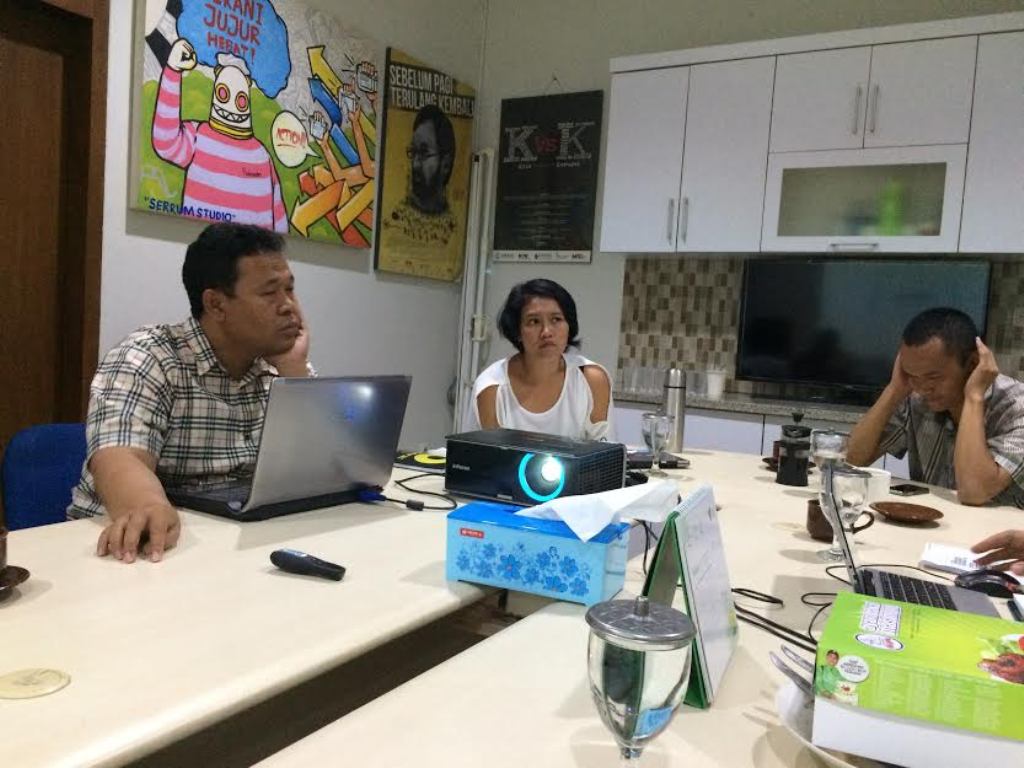  Deputi Sekretaris Jenderal Transparancy International Indonesia (TII), Dedi Haryadi (KIRI). MTVN/ Husen Miftahudin