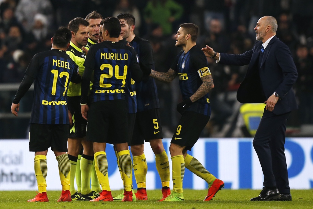 Para pemain Inter Milan saat memprotes Nicola Rizzoli (Foto: MARCO BERTORELLO / AFP)