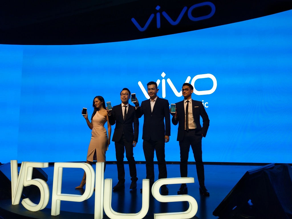 Edy Kusuma dan Kenny Chandra bersama brand ambassador Vivo.