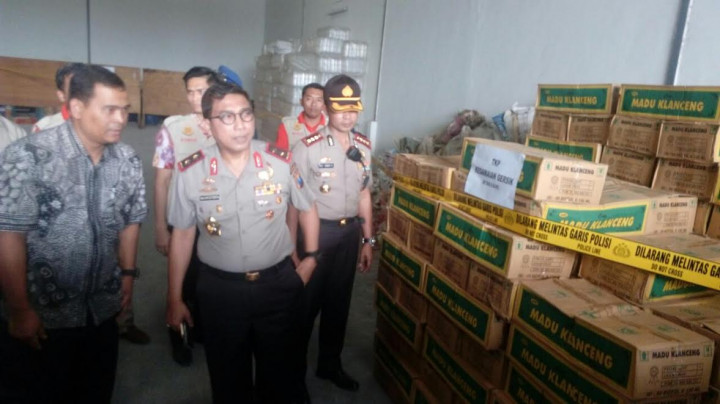 Polda Jatim Gerebek Pabrik Jamu Ilegal Beromzet <i>Miliaran</i>