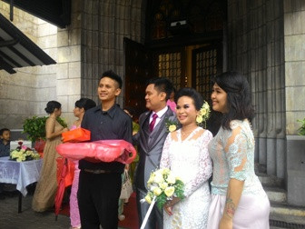 Aksi 112 tak Menghalangi Pengantin Menikah di Katedral