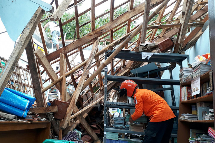 Atap Sekolah di Bogor Ambruk Diterjang Angin Kencang