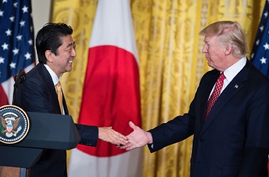 Trump dan Abe Pererat Hubungan sambil Bermain Golf