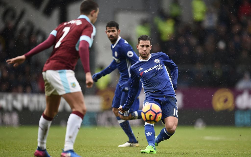 Eden Hazard (Kanan) saat melepaskan tembakan ke gawang Burnley (Foto: AFP/Oli Scarff)