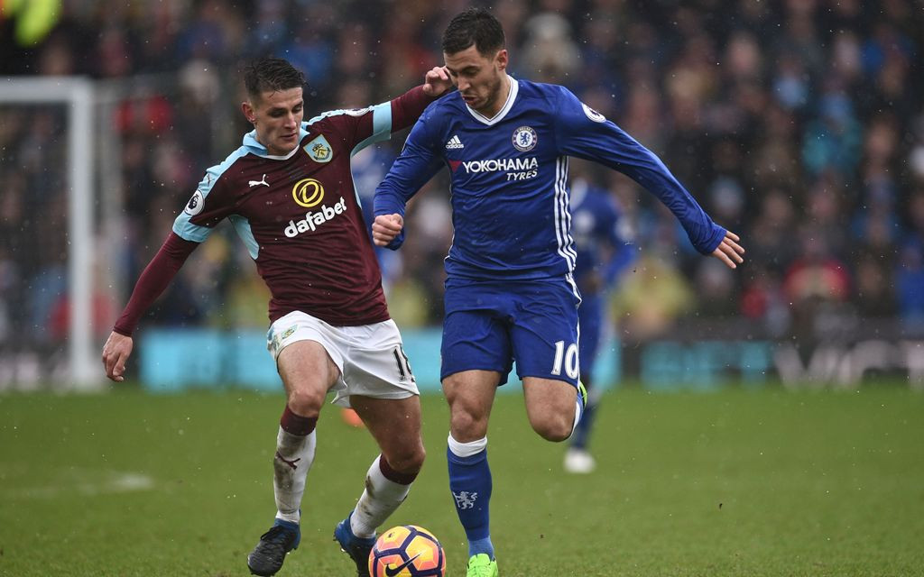 Eden Hazard berduel dengan Ashley Westwood (Foto: AFP/Oli Scarff)