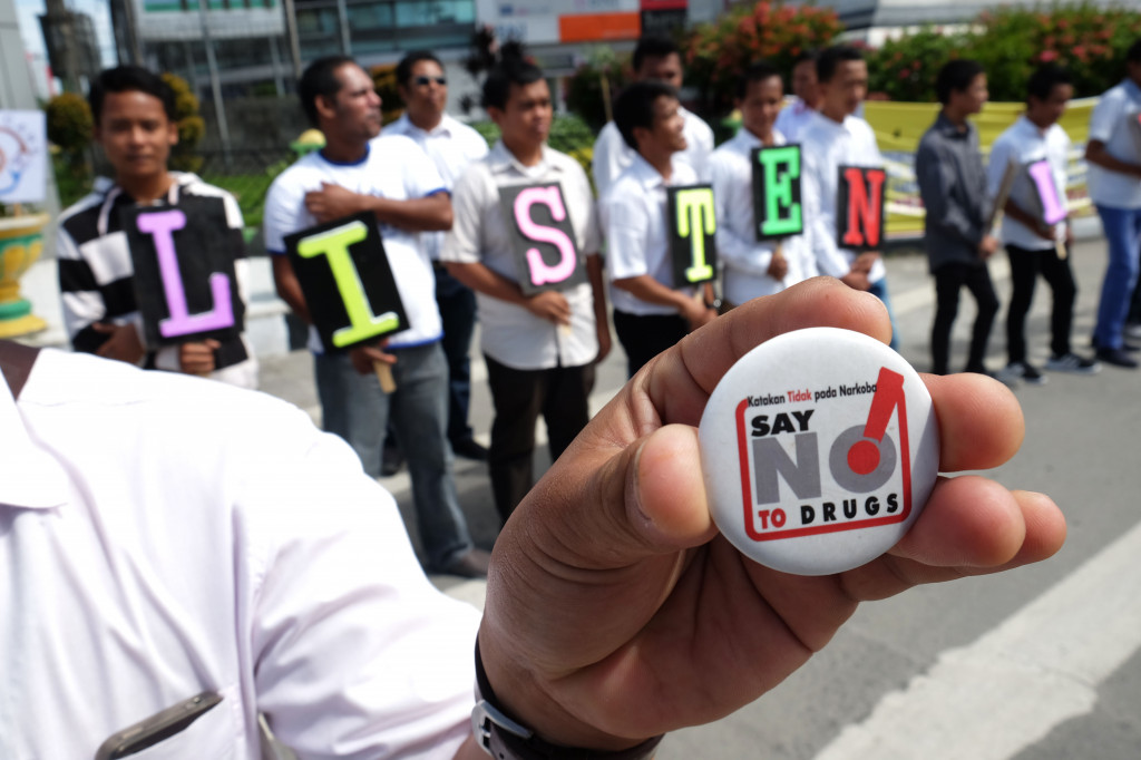 Aksi yang digelar mantan pecandu narkoba yang sempat menjalani rehabilitasi. Mereka mengajak masyarakat untuk bersama memerangi bahaya narkoba. (ANTARA/Irsan Mulyadi)