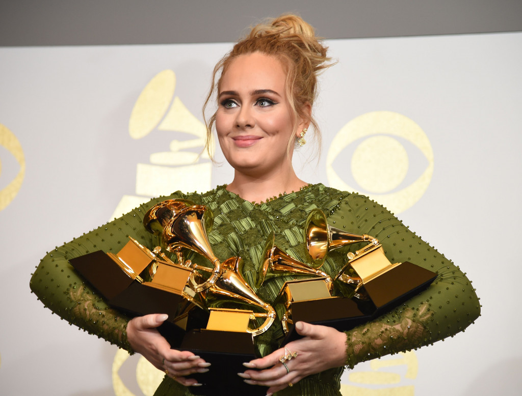 Adele Borong Grammy 2017