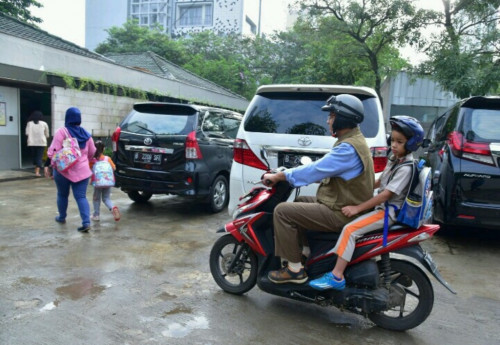 Anies mengantar anak ke sekolah menggunakan sepeda motor. Foto: Metrotvnews.com/Whisnu