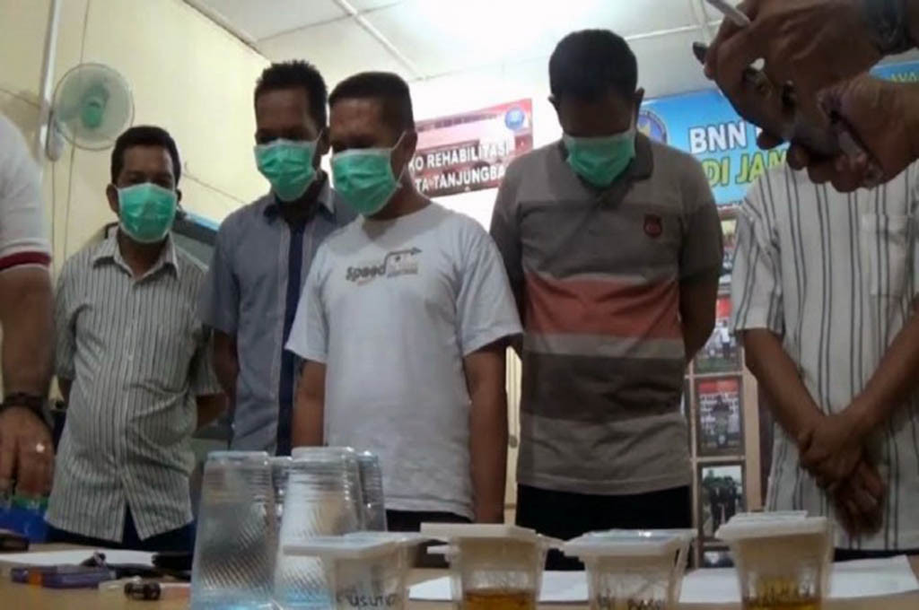 Camat dan lurah dibekuk di Tanjungbalai karena kasus narkoba -- MTVN/Budi Warsito 