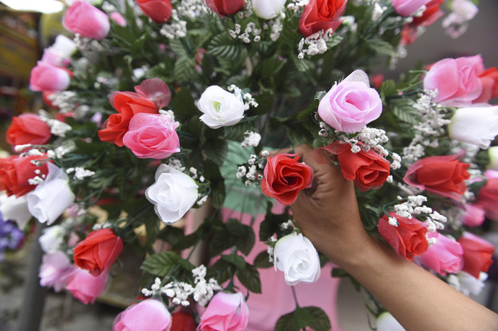 Jelang Valentine, Penjualan Bunga di Surabaya Meningkat