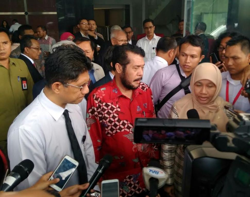 Ketua MKMK Sukma Violetta di Gedung KPK, Jalan Kuningan Jaya, Jakarta, Senin, 13 Februari 2017 berjilbab paling kanan/MTVN/Surya Perkasa