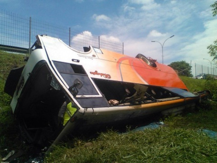 Bus Terbalik, 32 Peserta Tur Tewas