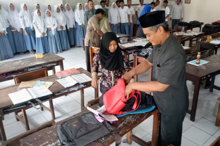 Sekolah Razia Tas dan Barang Bawaan Siswa