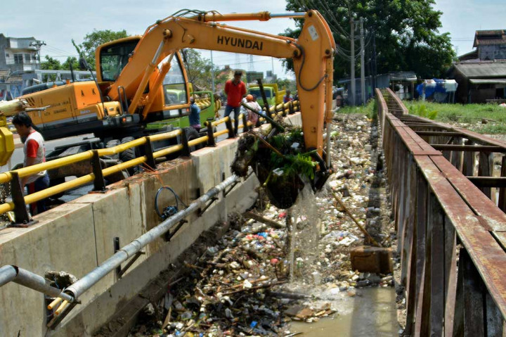 Sampah Sumbat Kanal Banjir Timur Semarang