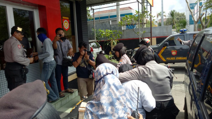 Valentine, Polres Jombang Gelandang Enam Pasangan