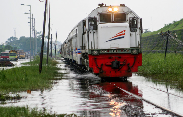 Banjir, Kereta di Semarang Berjalan 40 Km/Jam