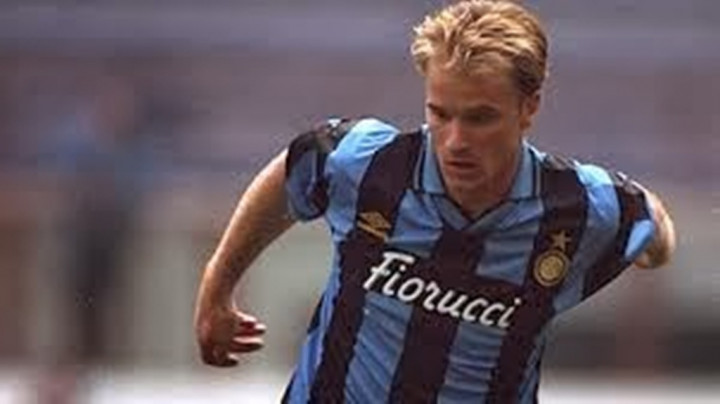 1993: Dennis Bergkamp Sepakat Gabung Inter Milan