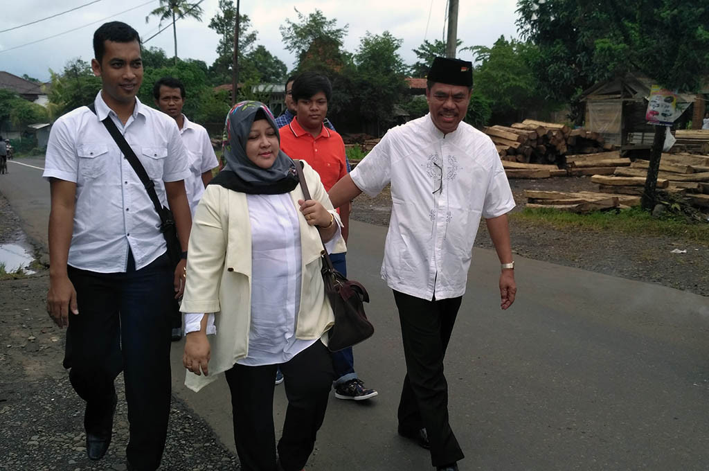 Calon Bupati Jepara Subroto Jalan Kaki ke TPS