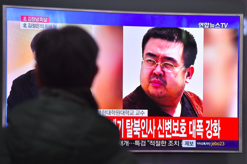A man watches a television showing news reports of Kim Jong-Nam, the half-brother of North Korean leader Kim Jong-Un, in Seoul on February 14, 2017. (Photo:AFP/Jung Yeon Je)