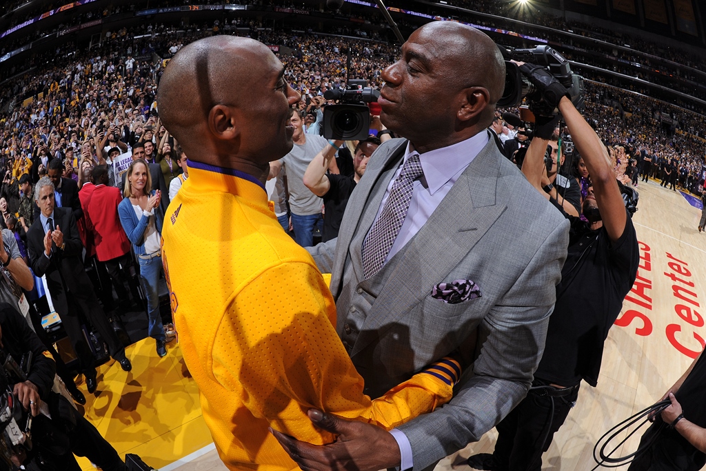 Magic Johnson (kanan) dan Kobe Bryant (ANDREW D. BERNSTEIN / NBAE / Getty Images / AFP)