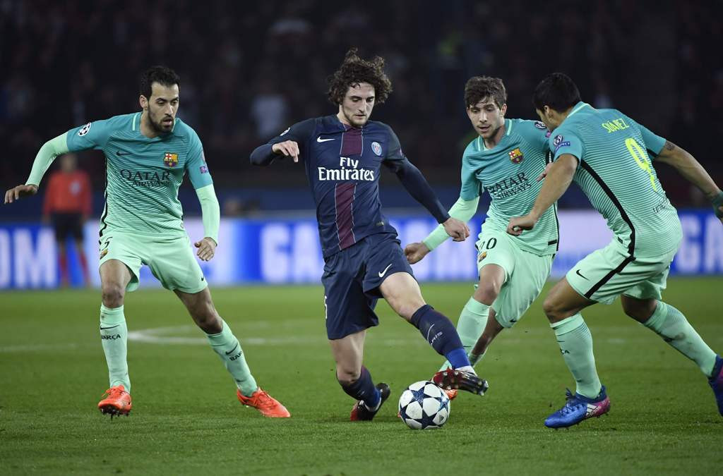 Rabiot dikepung para pemain Barcelona (AFP PHOTO / Lionel BONA)