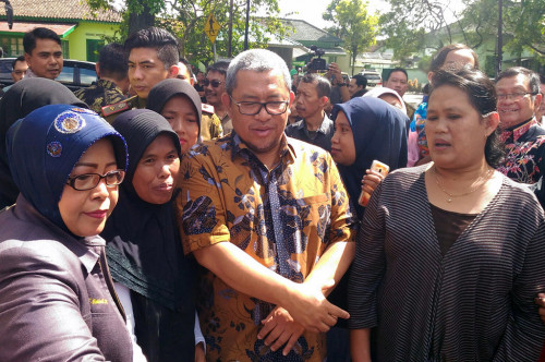 Gubernur Jawa Barat Ahmad Heryawan berfoto bersama warga Cimahi -- MTVN/Roni Kurniawan