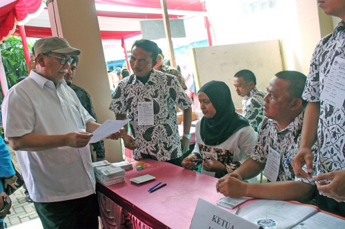 Wakil Gubernur Jawa Barat Deddy Mizwar meninjau Pilkada Kabupaten Bekasi di TPS 02 Lamban Sari, Tambun Selatan, Kabupaten Bekasi, Jawa Barat -- ANT/Risky Andrianto
