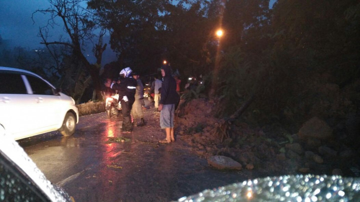 Longsor Tutup Jalur Utama Puncak