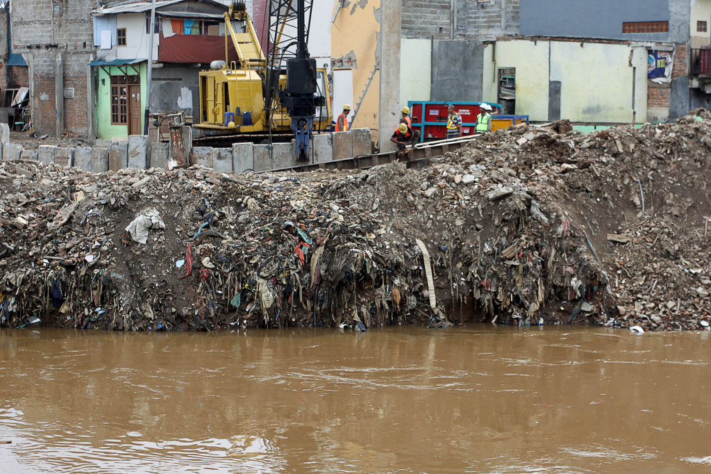  Pekerja menyelesaikan pemasangan turap untuk normalisasi Kali Ciliwung di kawasan Bukit Duri, Jakarta, Kamis (24/11/2016). Foto: MI/Galih Pradipta