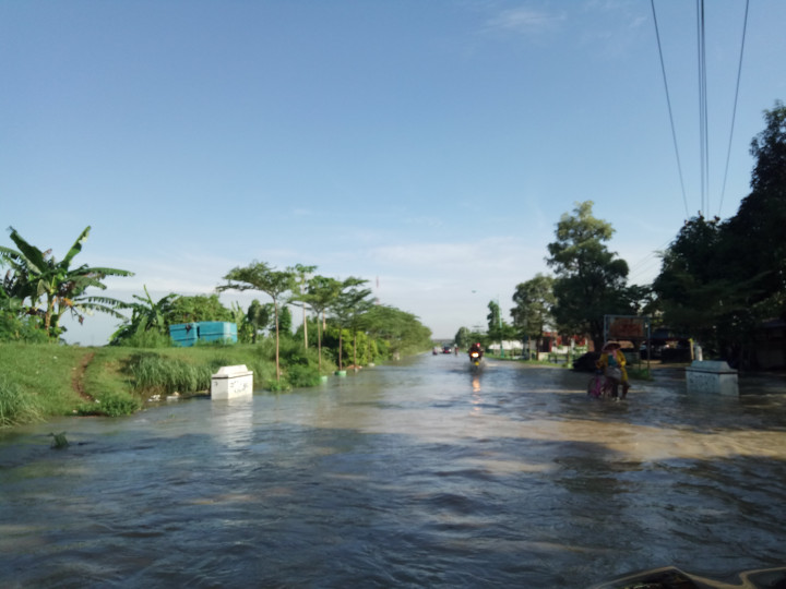 Banjir Lumpuhkan Jalur Brebes-Jatibarang