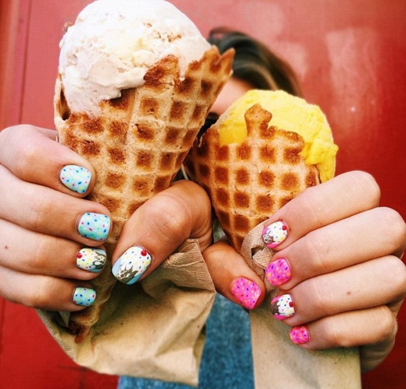 Лаки мороженщик. Мороженое на ногтях. Маникюр со сладостями. Пончик на ногтях. Маникюр мороженое рожок.