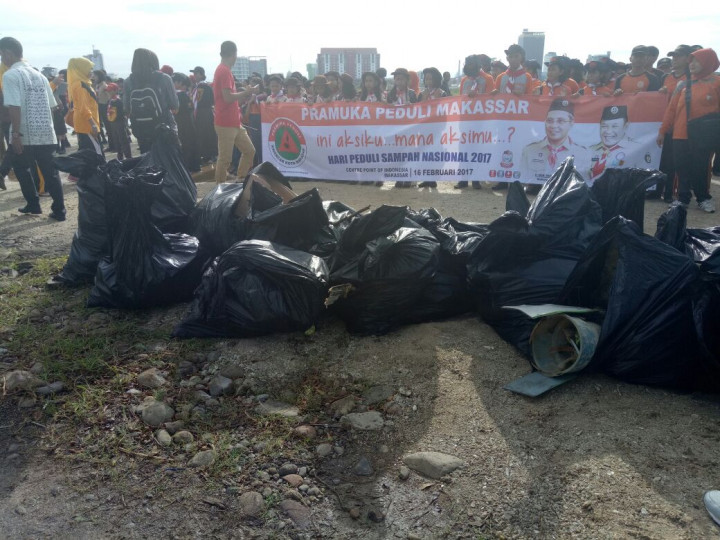 Lima Ton Sampah Plastik Terkumpul di Pantai Tanjung Bunga