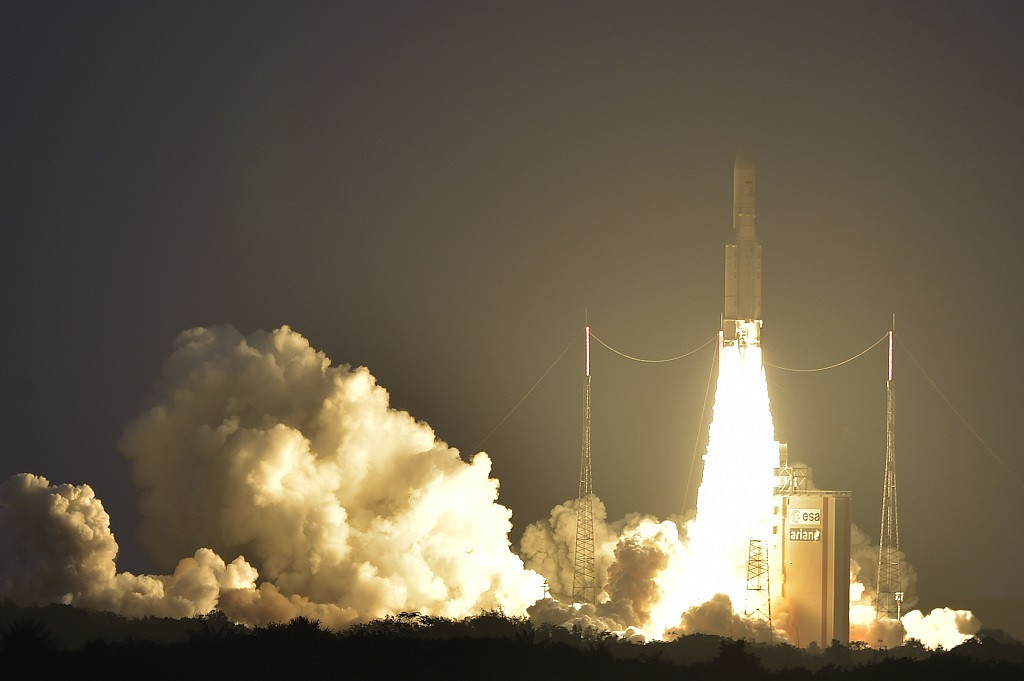 Peluncuran roket Ariane 5 di Guiana Space Center.