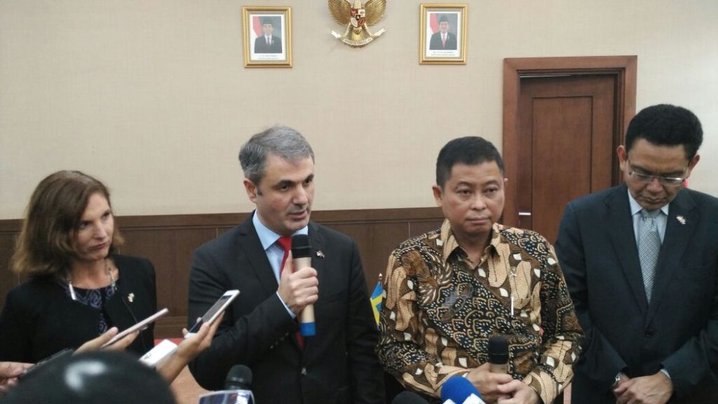 Menteri Koordinator Kebijakan dan Energi Swedia Ibrahim Baylan (memegang mik) bersama Menteri ESDM Ignasius Jonan. (FOTO: MTVN/Annisa Ayu Artanti)