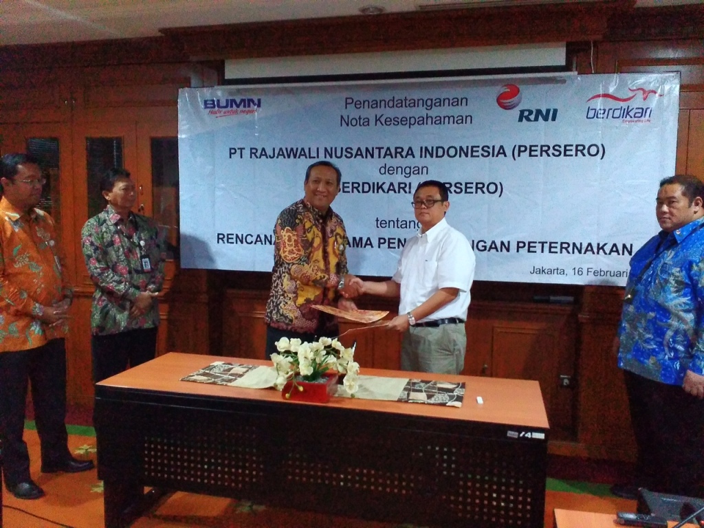 Direktur Utama PT RNI B Didik Prasetyo (kiri) dan Direktur Utama PT Berdikari Eko Taufik Wibowo. (FOTO: Dokumentasi RNI)