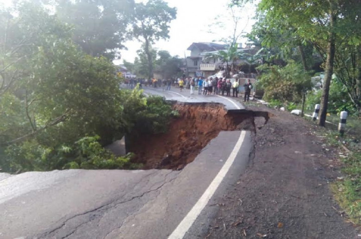 Perbaikan Jalan Ambles di Kuningan-Majalengka Diprediksi Memakan Waktu Lama