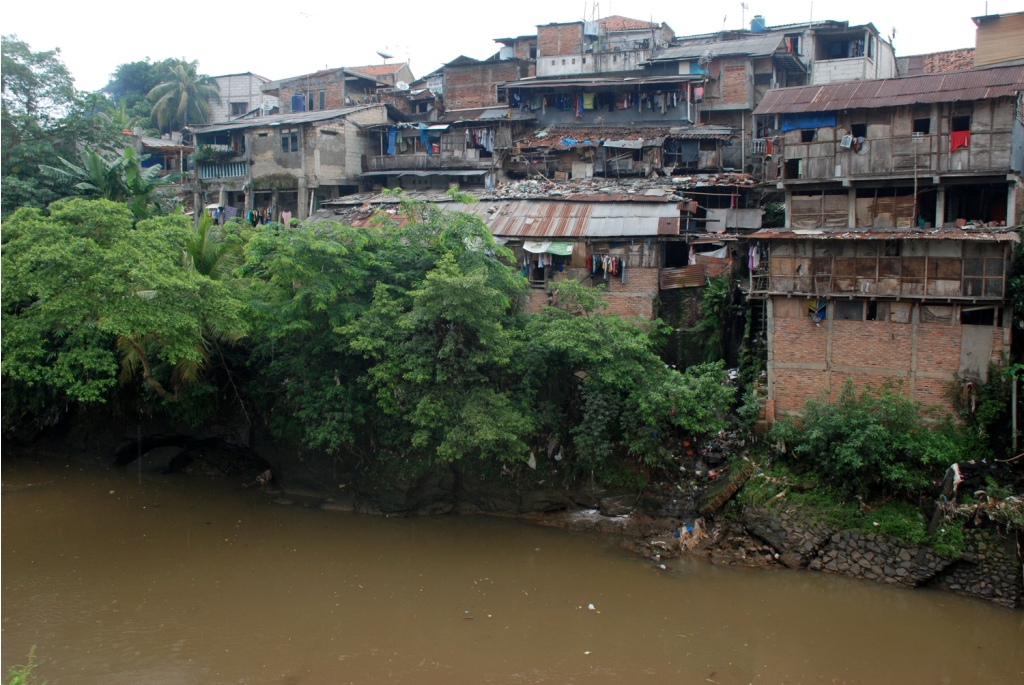 Ilustrasi--Pemukiman rumah warga di bantaran Kali Krukut di Kampung Balekambang perbatasan Pasar Minggu dan Condet, Jakarta, Senin (29/8)--MI/ BARY FATHAHILAH