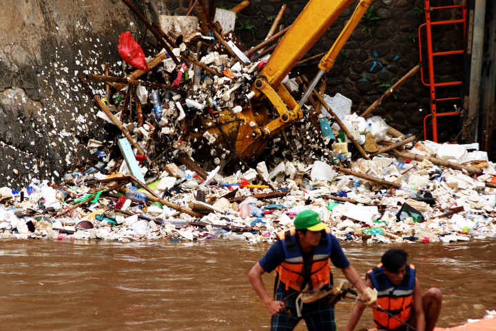 Berton-ton Sampah Menumpuk di Pintu Air Manggarai
