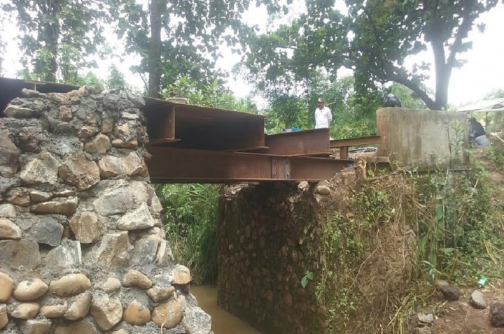 Pekerja Kebut Perbaikan Jalan Akses Kendal-Semarang