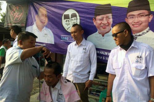 Pendukung pasangan Wahidin Halim-Andika Hazrumy bercukur plontos -- MTVN/Farhan Dwitama