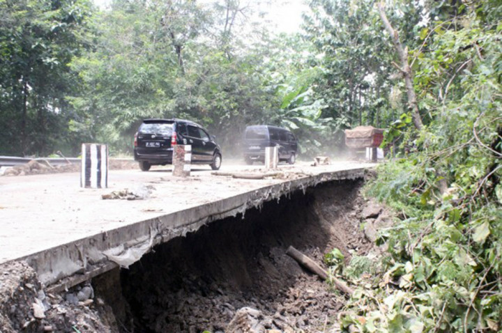 Jalan Longsor di Desa Darupono Belum Juga Diperbaiki