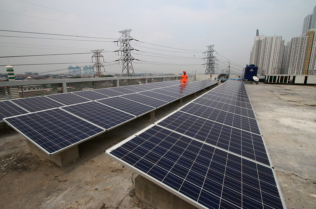 Panel surya di Pembangkit Listrik Tenaga Gas Uap (PLTGU) -- ANT/Rivan Awal Lingga